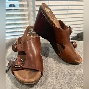 Dansko Fern Brown Leather platform slip on sandals adjustable straps studs sz40